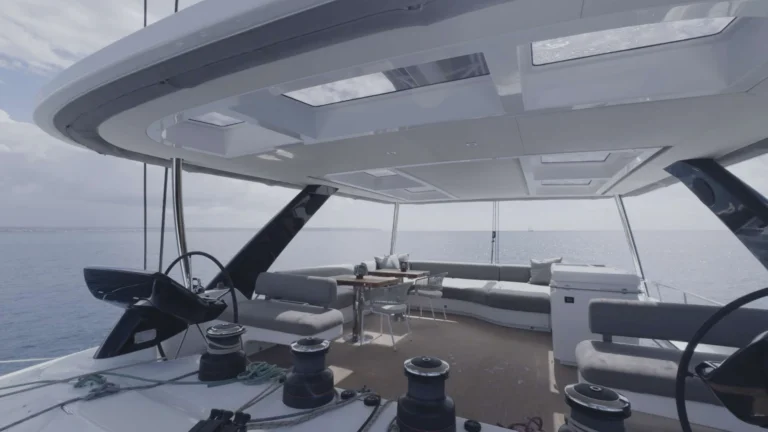 Lagoon Sixty 5 TRIWING ENDOR – flybridge lounge