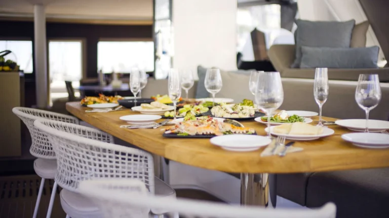 Lagoon Sixty 5 TRIWING ENDOR – saloon dining