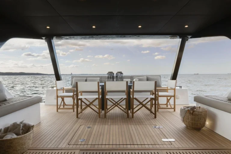 Moon 60 MOONLIGHT – Aft cockpit dining