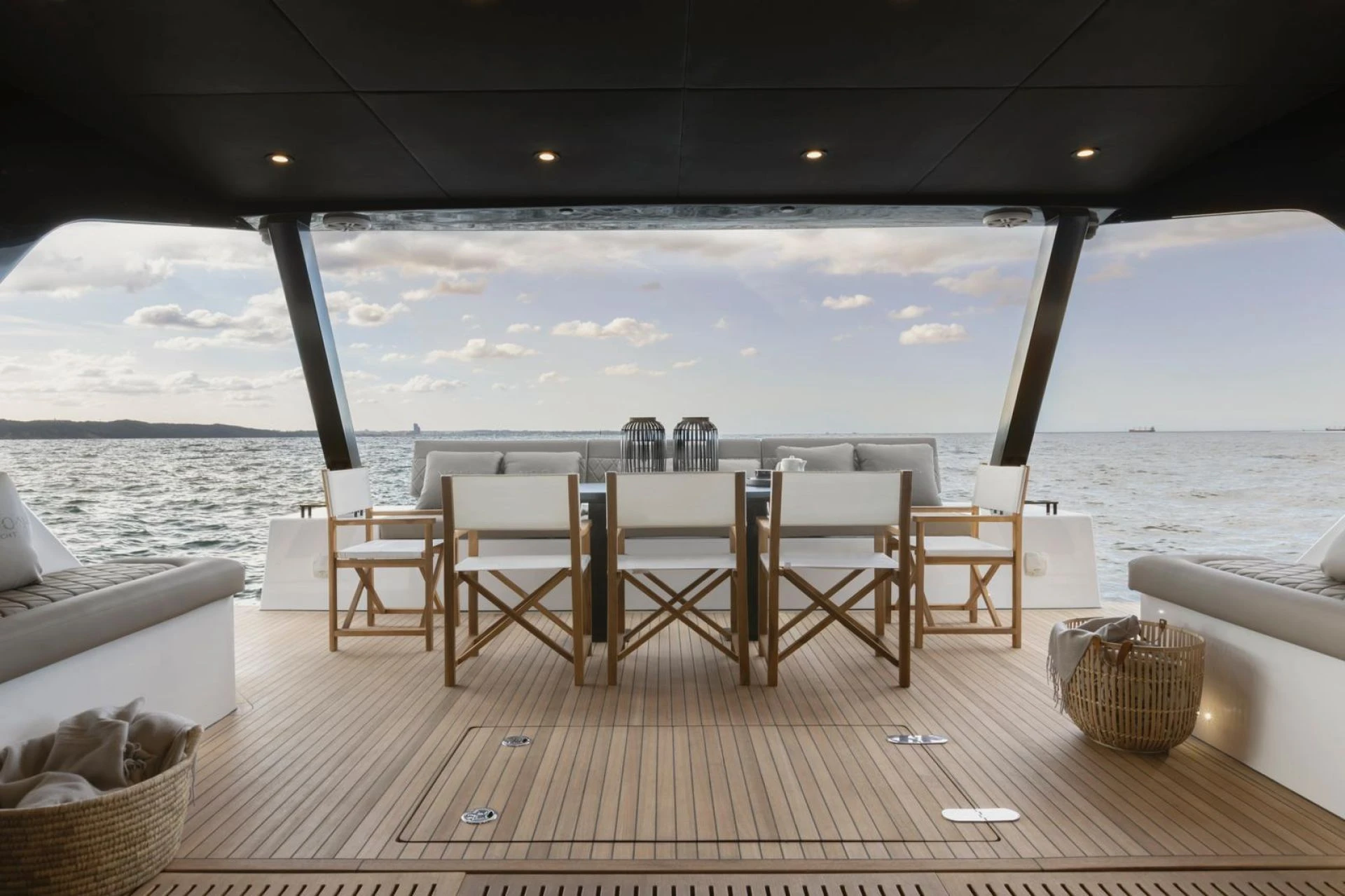 Moon 60 MOONLIGHT – Aft cockpit dining