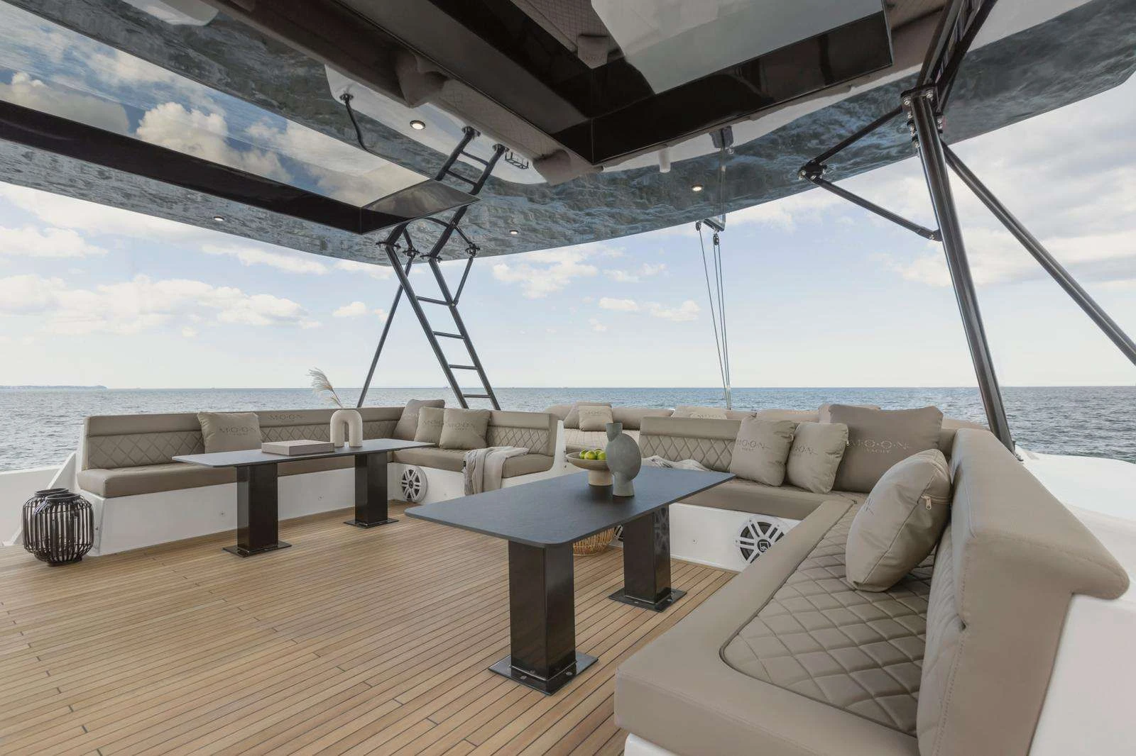 Moon 60 MOONLIGHT – Flybridge lounge