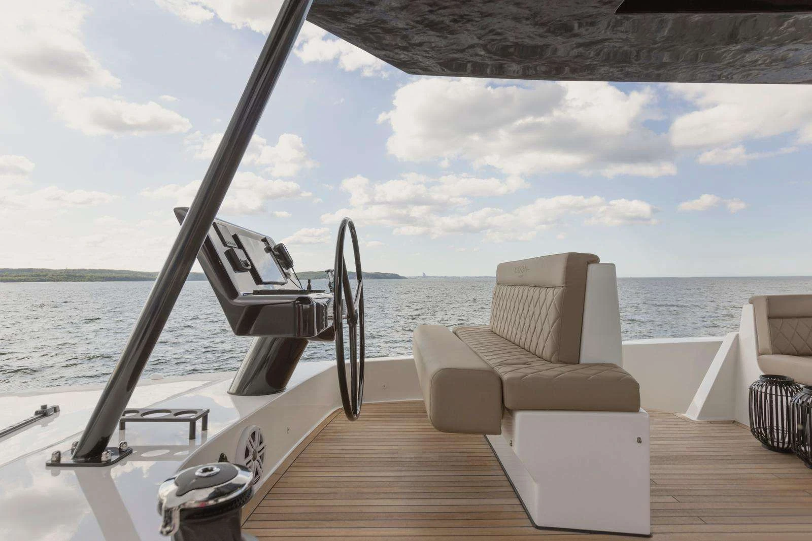 Moon 60 MOONLIGHT – Flybridge helm