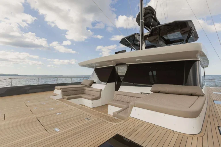 Moon 60 MOONLIGHT – Foredeck lounge