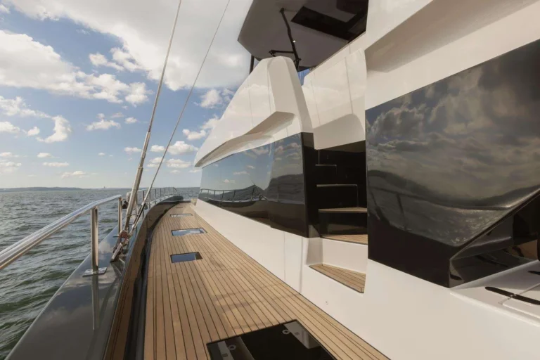 Moon 60 MOONLIGHT – Side deck