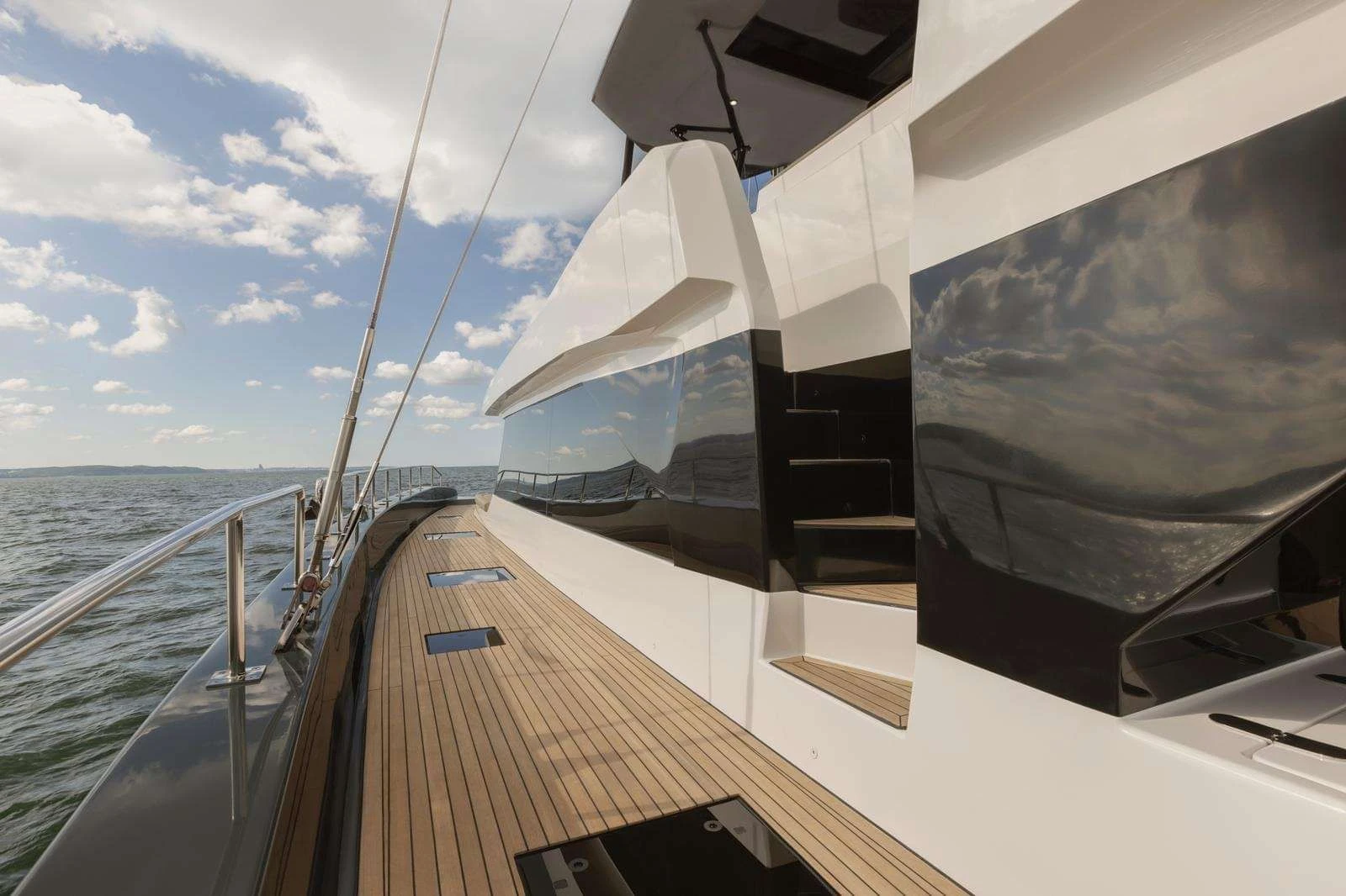 Moon 60 MOONLIGHT – Side deck