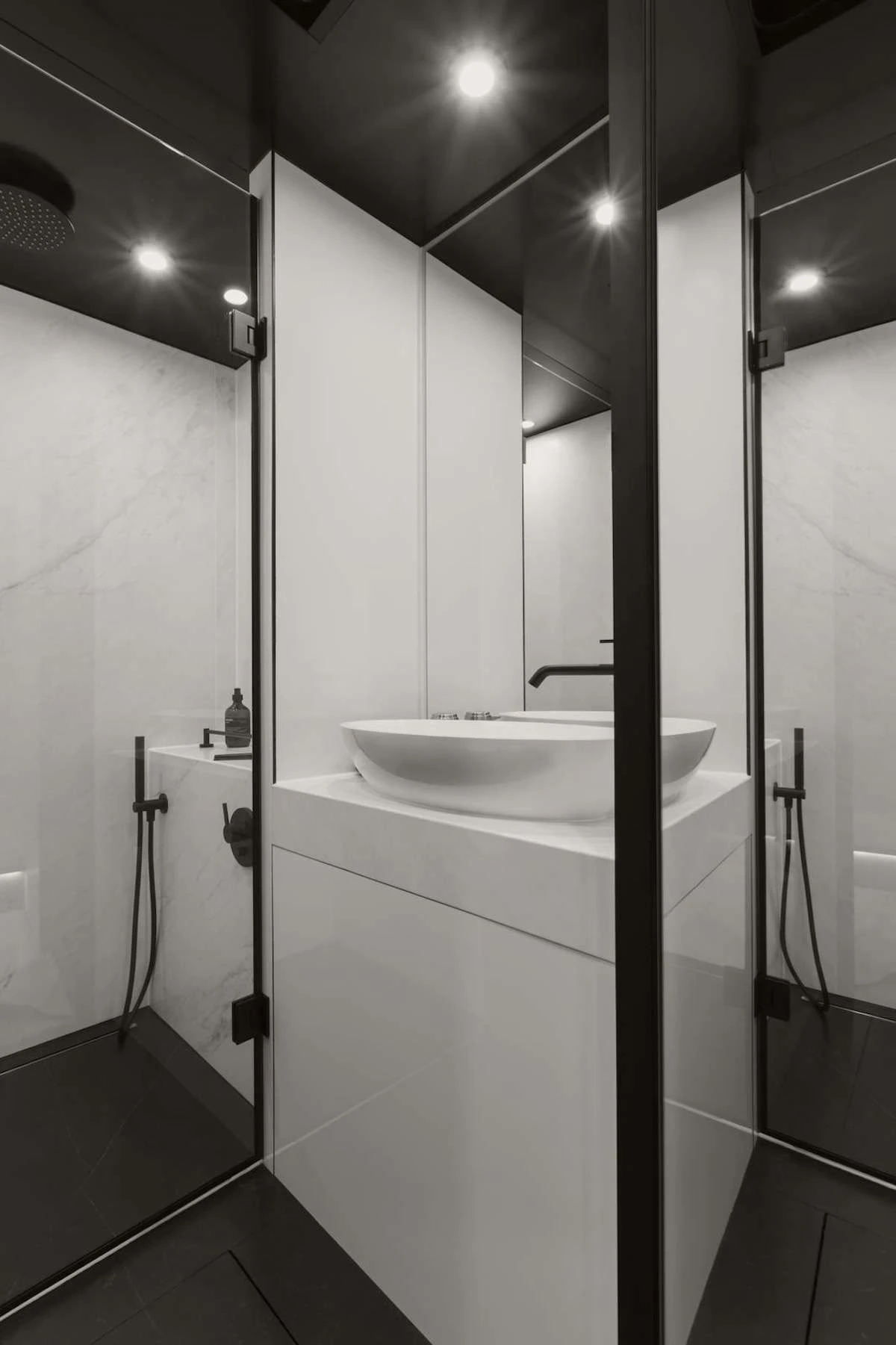Moon 60 MOONLIGHT – Master bathroom