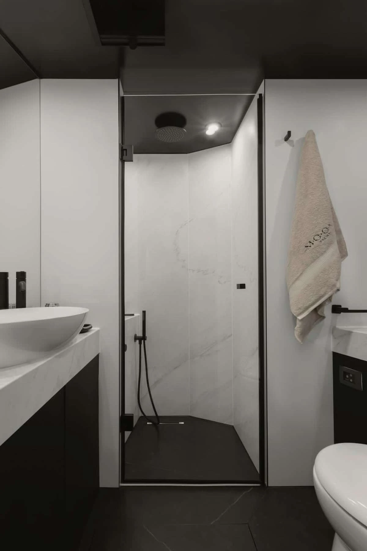 Moon 60 MOONLIGHT – Guest bathroom