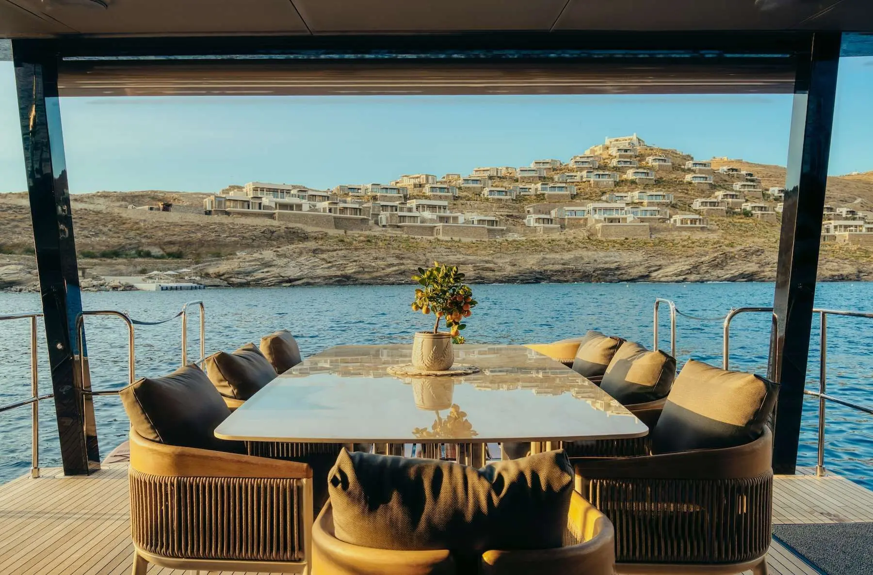 Moon 60 HONEYMOON – Aft deck dining