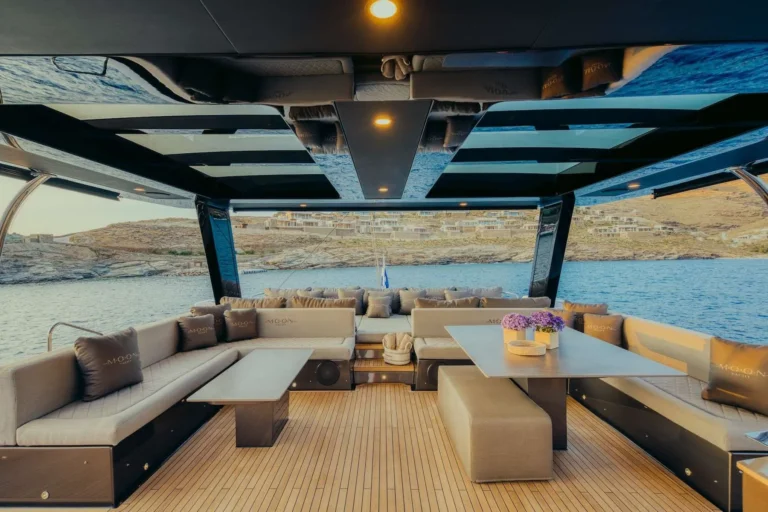 Moon 60 HONEYMOON – Flybridge lounge