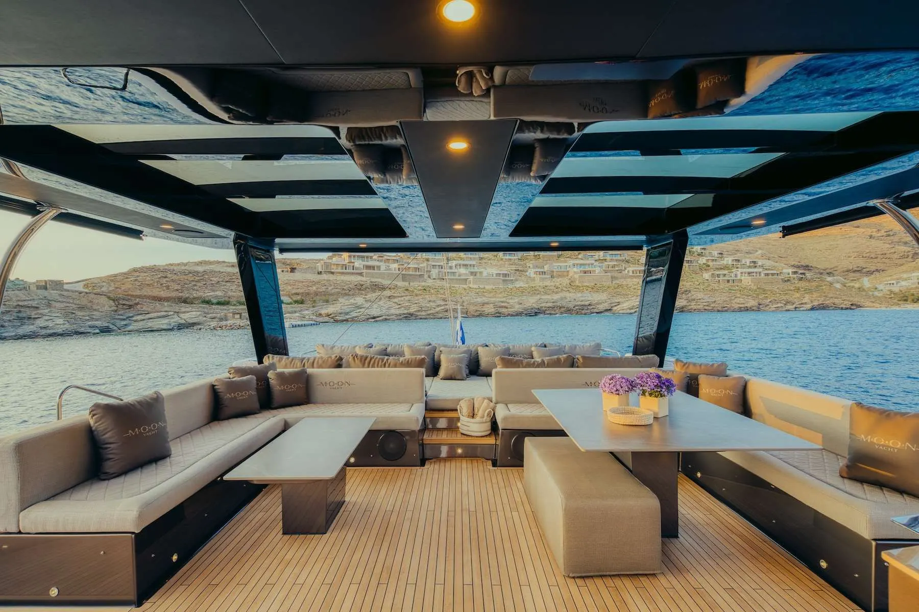 Moon 60 HONEYMOON – Flybridge lounge