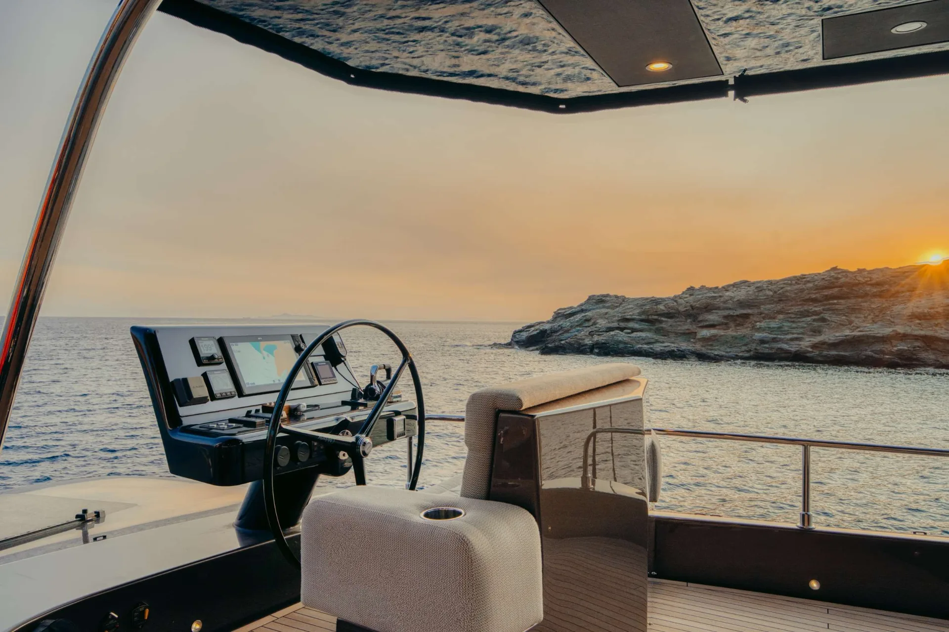 Moon 60 HONEYMOON – Helm station at sunset