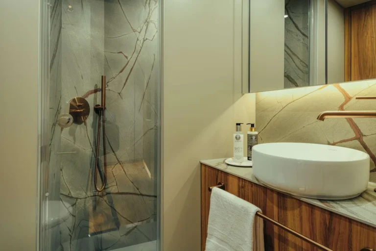Moon 60 HONEYMOON – En-suite shower