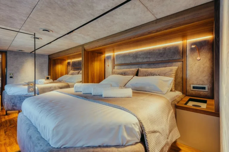 Moon 60 HONEYMOON – Double guest cabin