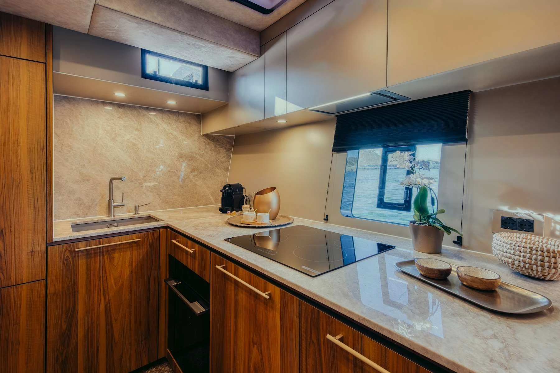 Moon 60 HONEYMOON – Galley
