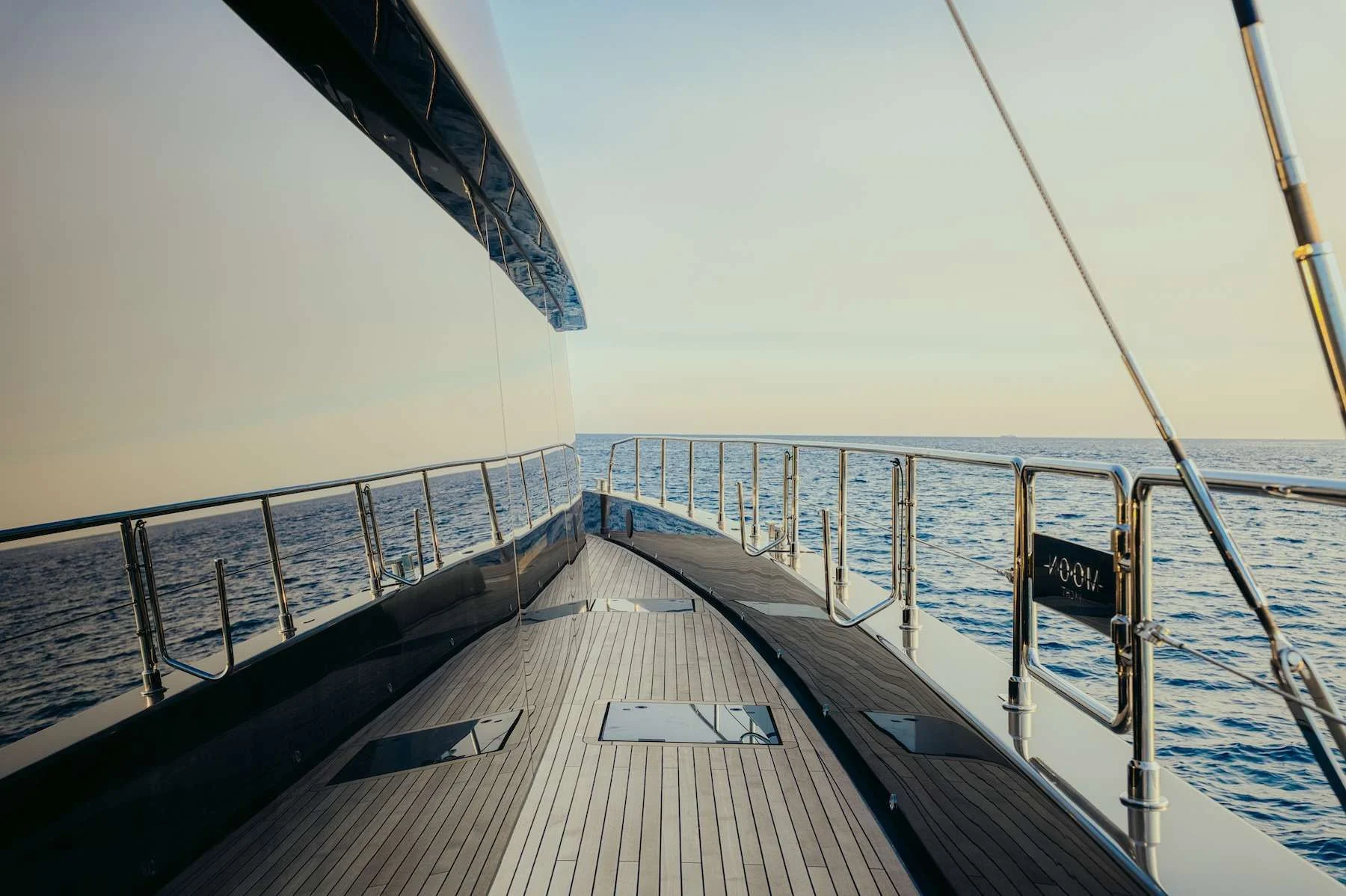 Moon 60 HONEYMOON – Side deck