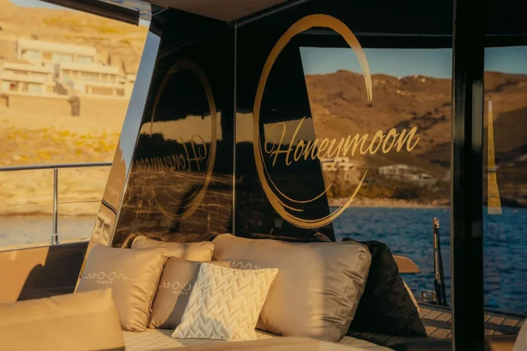 Moon 60 HONEYMOON – Saloon entrance