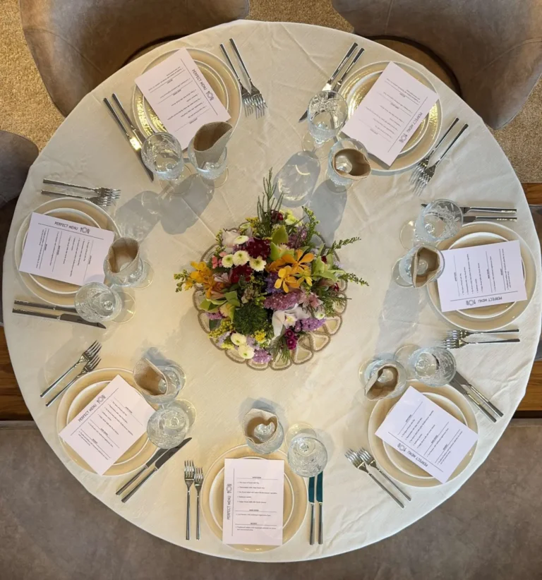 Moon 60 HONEYMOON – Table setting