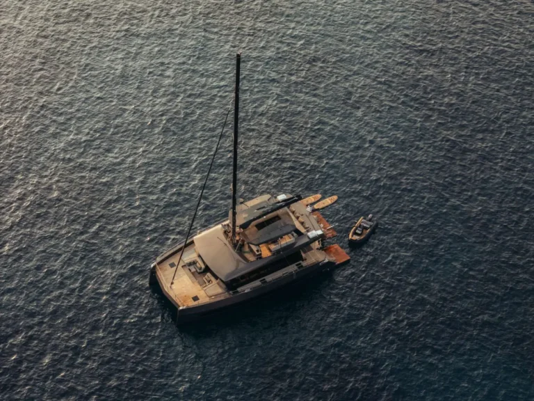 Moon 60 HONEYMOON – Aerial view under way