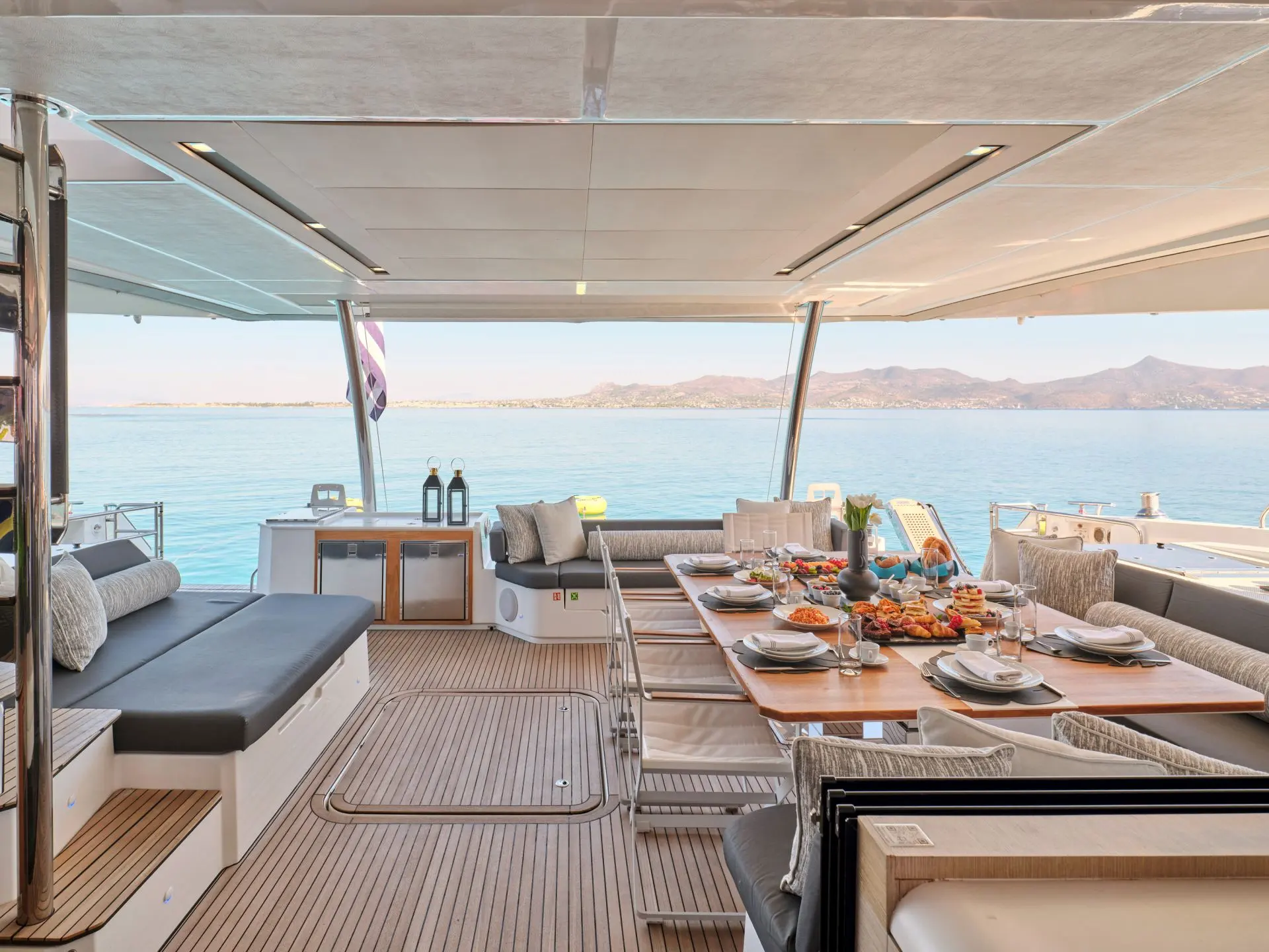 Power 67 CHRISTAL MIO – Aft deck dining