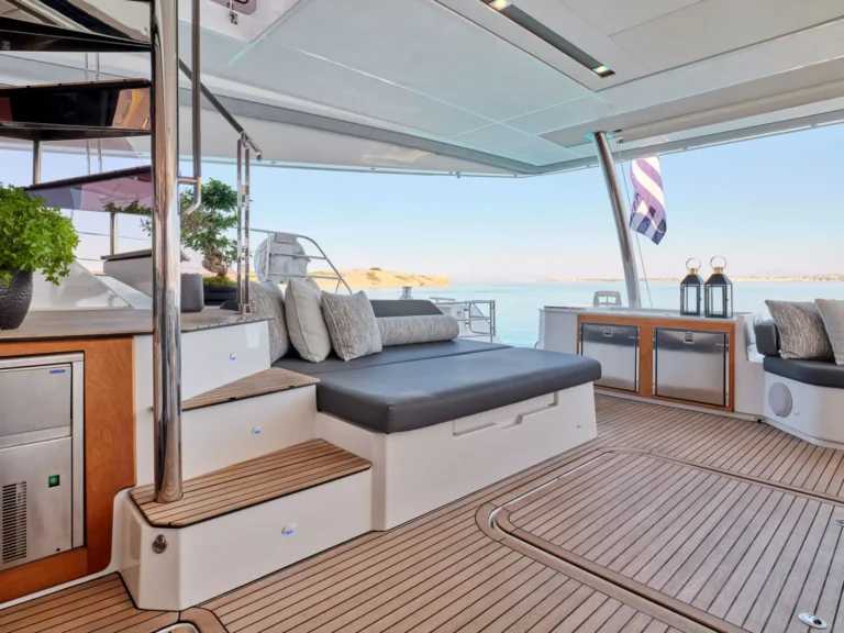 Power 67 CHRISTAL MIO – Aft deck lounge