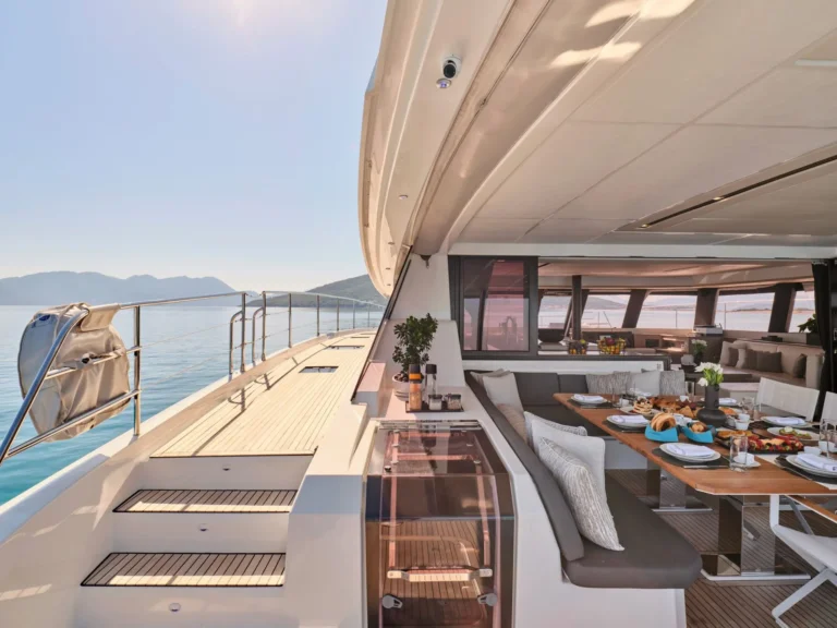Power 67 CHRISTAL MIO – Side deck