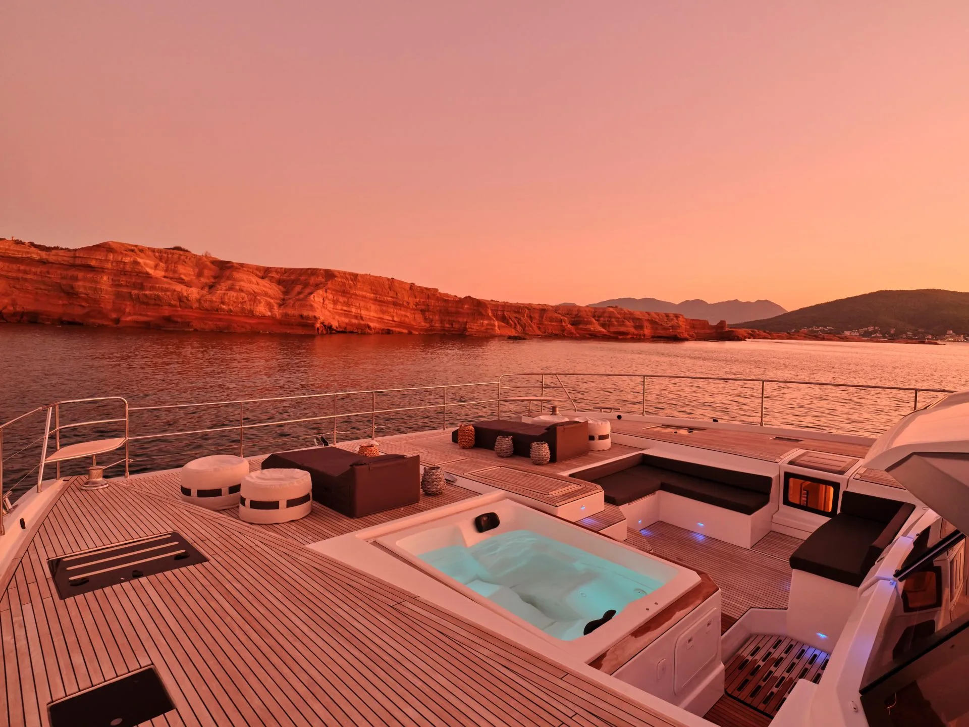 Power 67 CHRISTAL MIO – Foredeck jacuzzi at sunset