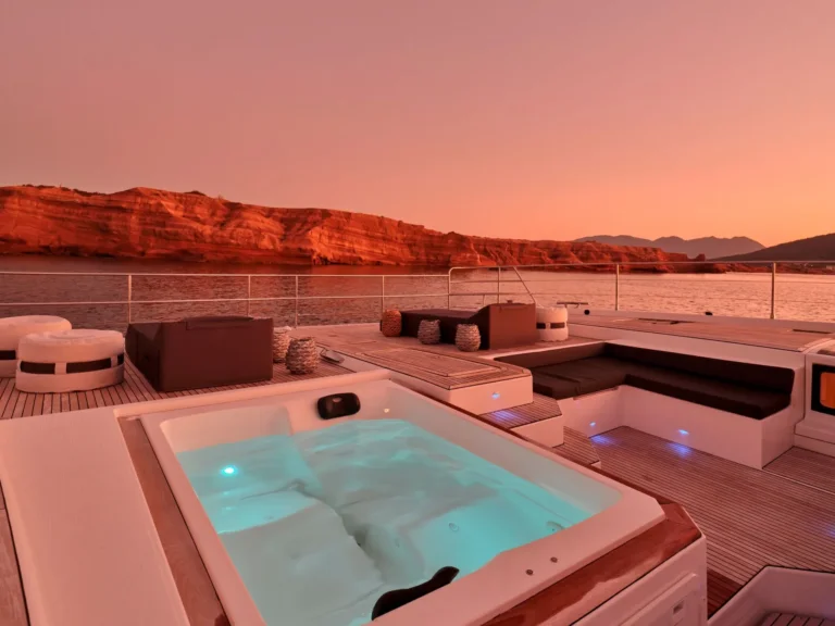 Power 67 CHRISTAL MIO – Foredeck jacuzzi