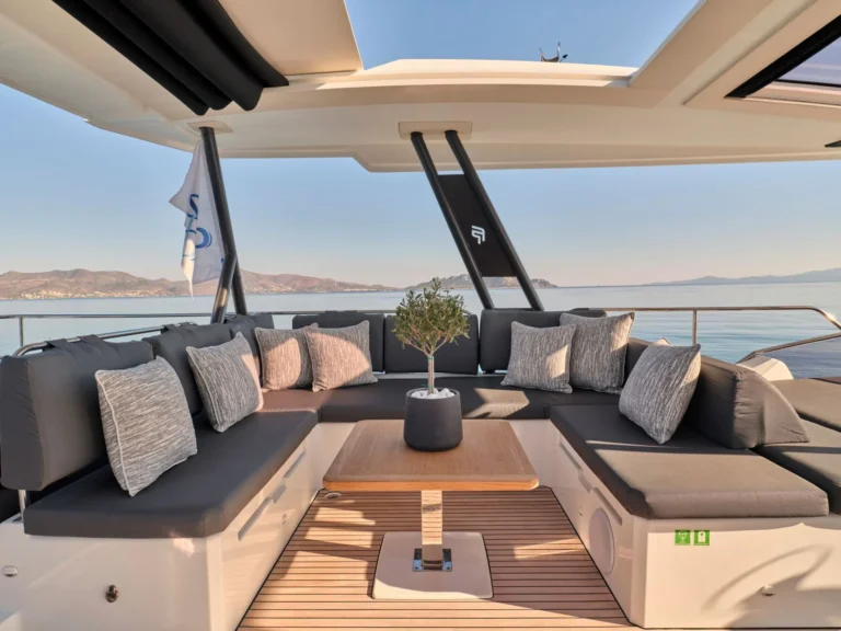 Power 67 CHRISTAL MIO – Flybridge lounge