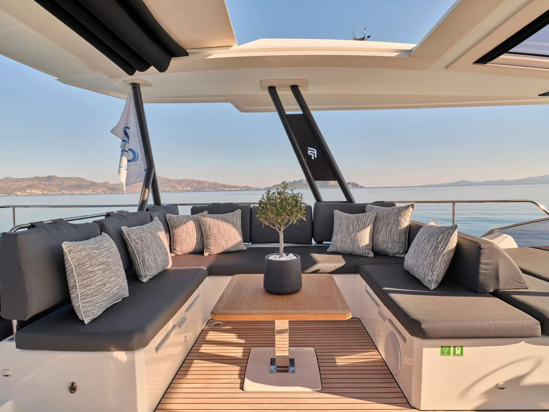 Power 67 CHRISTAL MIO – Flybridge lounge