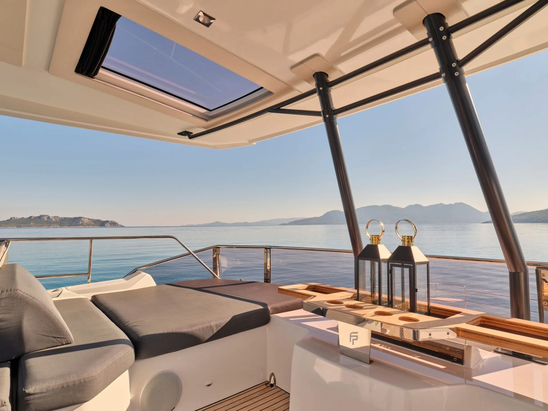 Power 67 CHRISTAL MIO – Flybridge sunbed