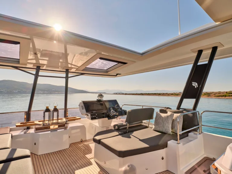 Power 67 CHRISTAL MIO – Flybridge helm station