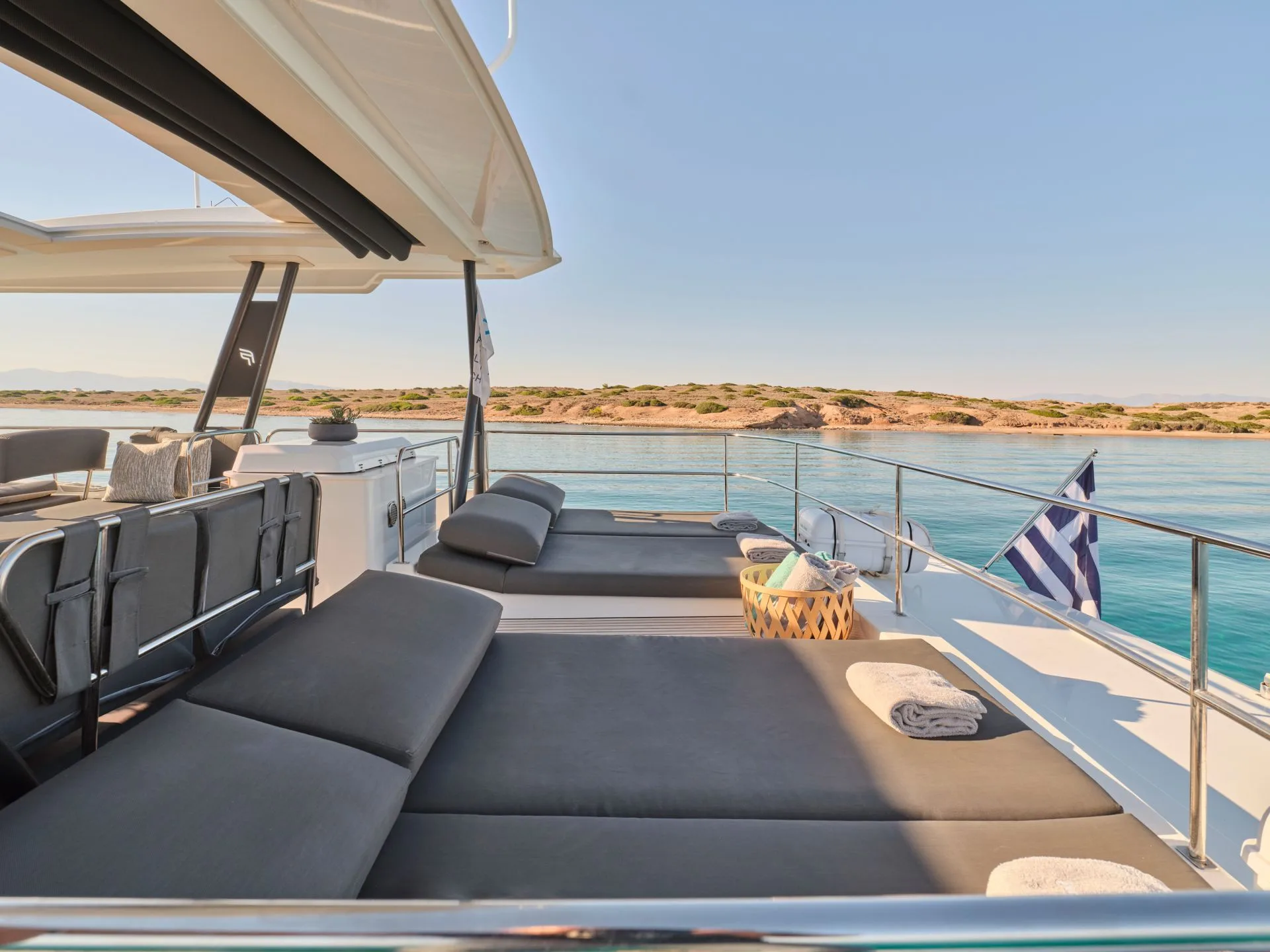 Power 67 CHRISTAL MIO – Flybridge sunbeds