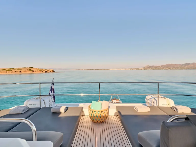Power 67 CHRISTAL MIO – Flybridge dining