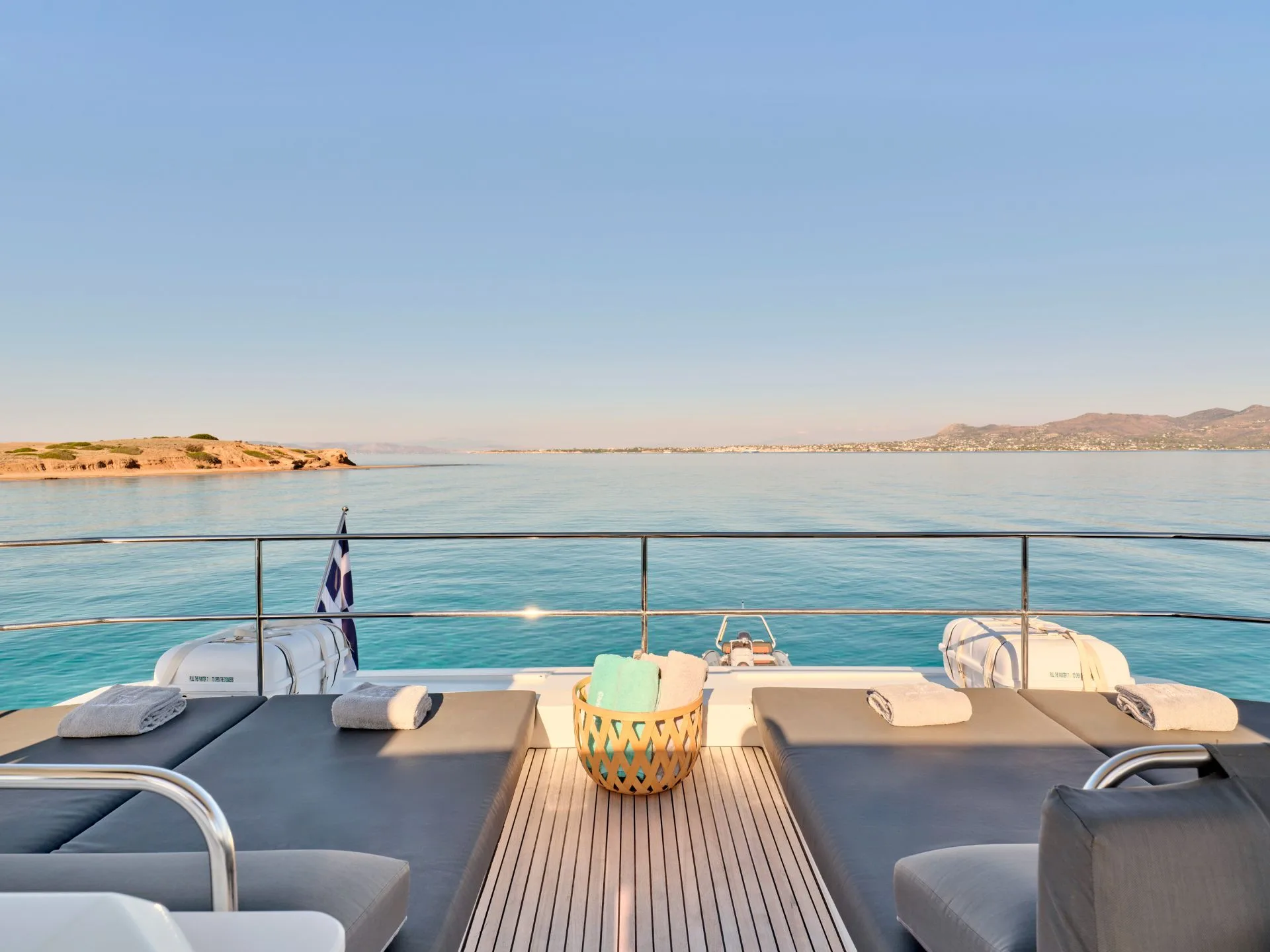 Power 67 CHRISTAL MIO – Flybridge dining