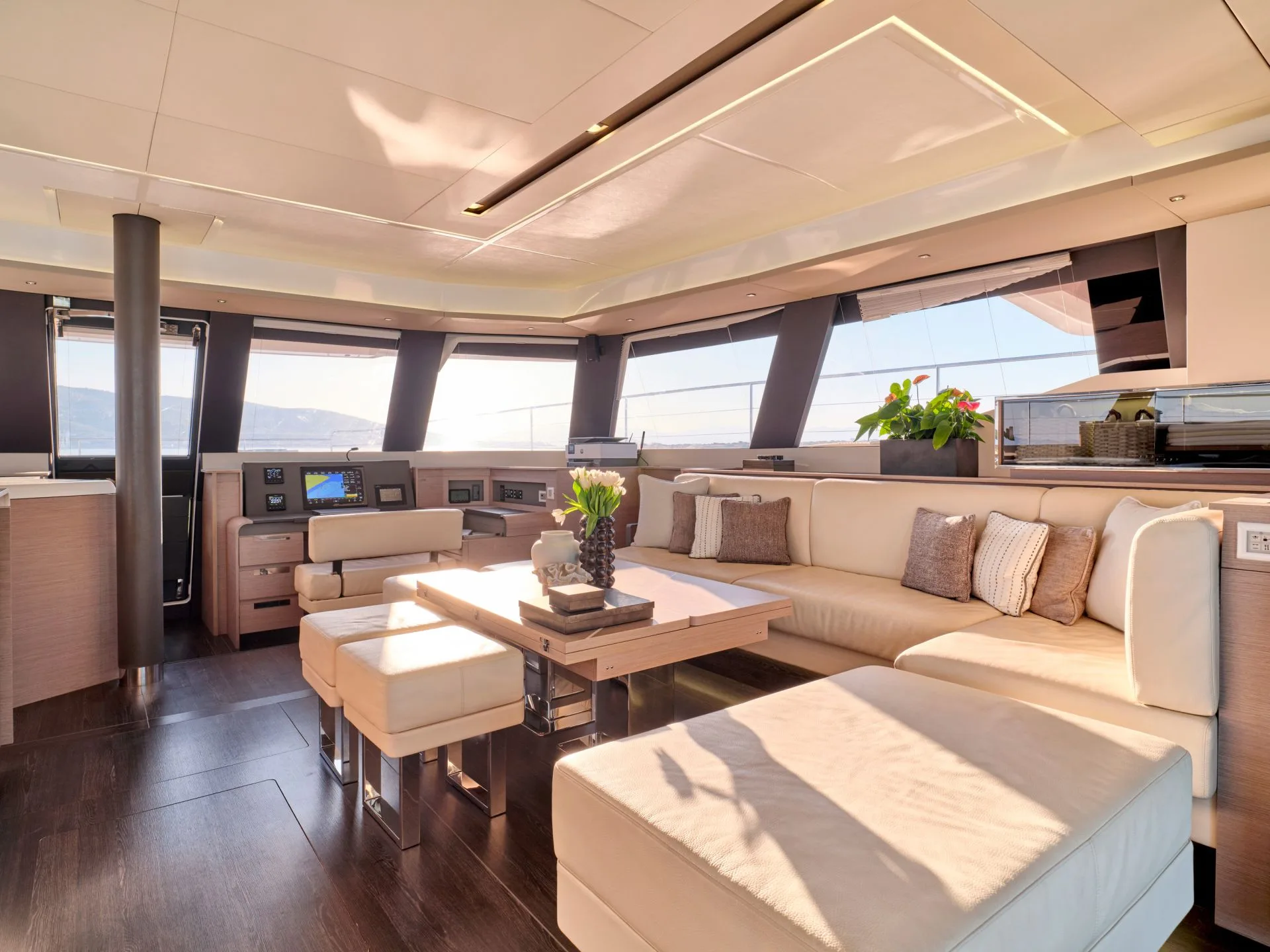 Power 67 CHRISTAL MIO – Main saloon