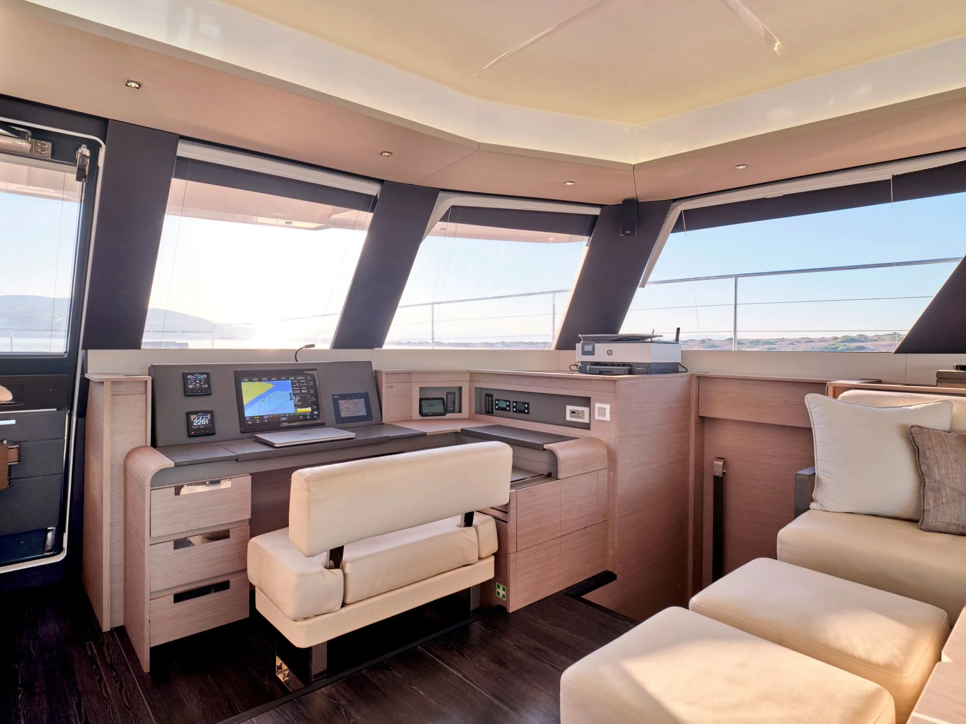 Power 67 CHRISTAL MIO – Saloon and interior helm