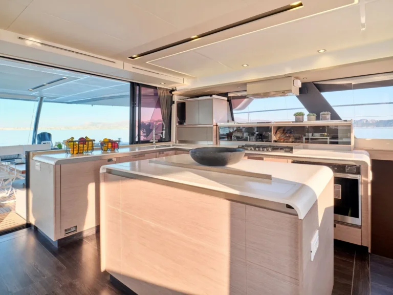 Power 67 CHRISTAL MIO – Galley island