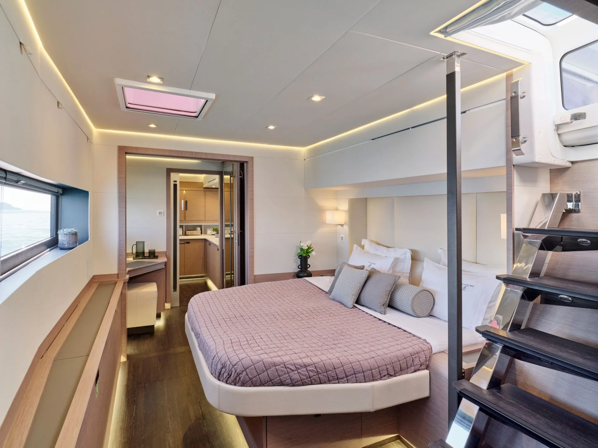 Power 67 CHRISTAL MIO – Owner’s suite