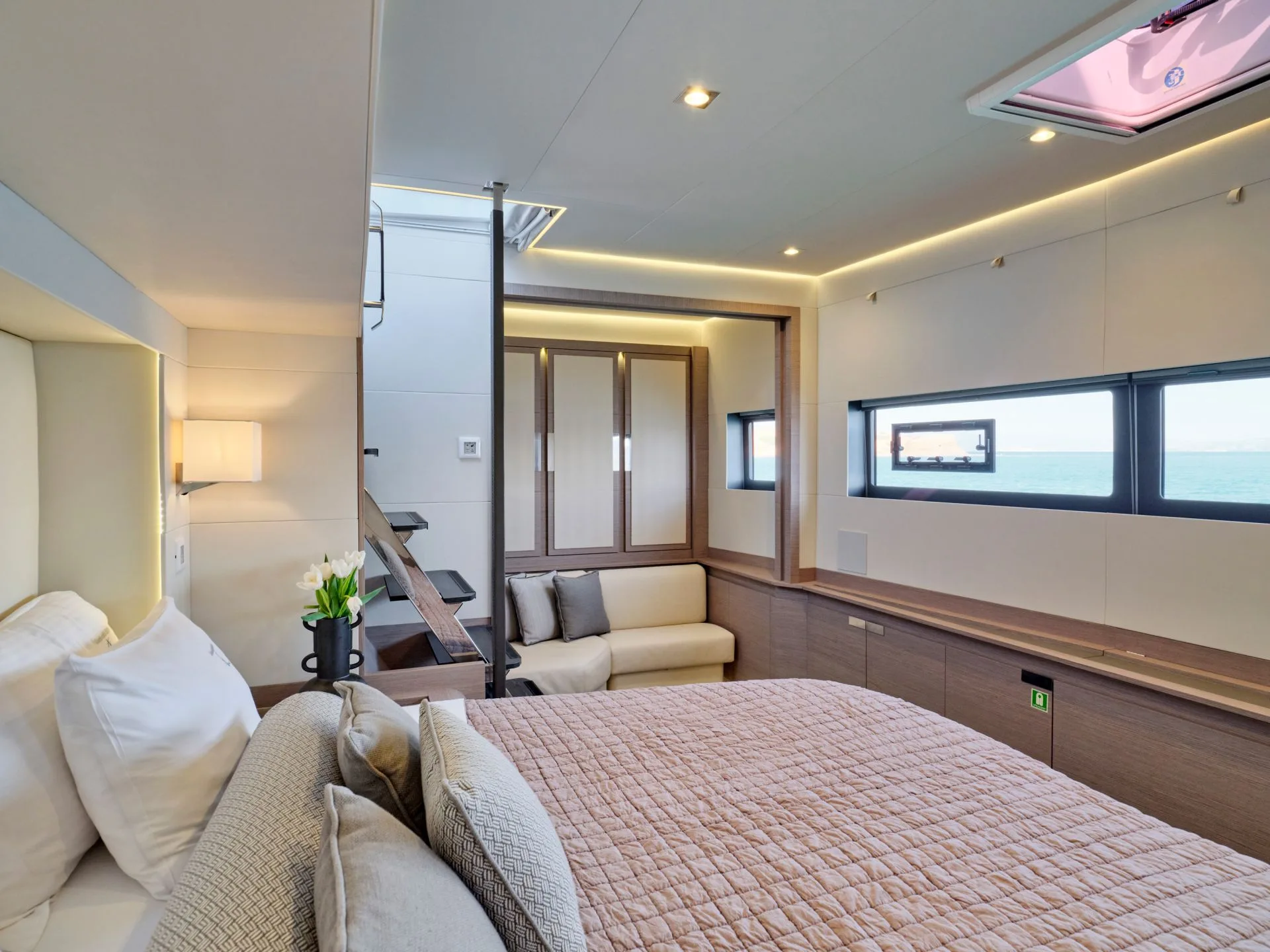Power 67 CHRISTAL MIO – Owner’s suite bed