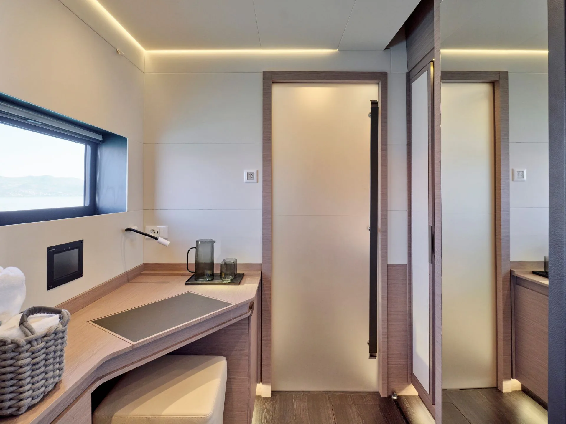 Power 67 CHRISTAL MIO – Owner’s suite desk