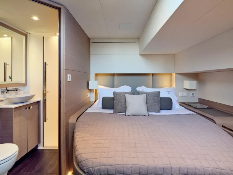 Power 67 CHRISTAL MIO – Queen guest cabin