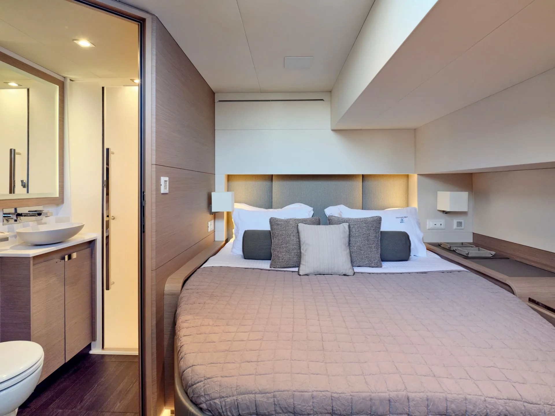 Power 67 CHRISTAL MIO – Queen guest cabin