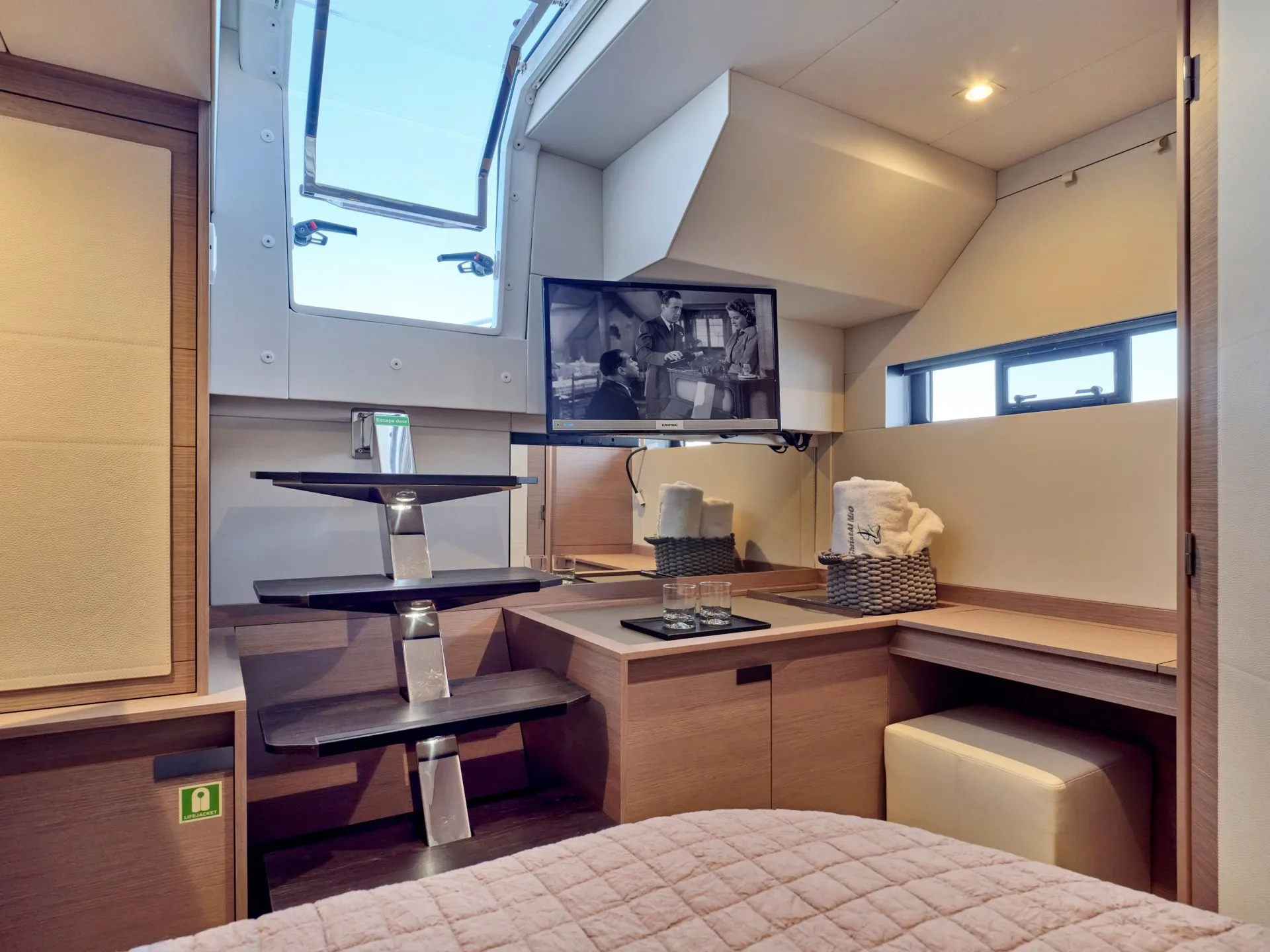 Power 67 CHRISTAL MIO – Cabin desk and tv