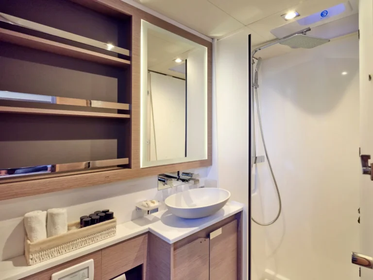 Power 67 CHRISTAL MIO – Guest bathroom