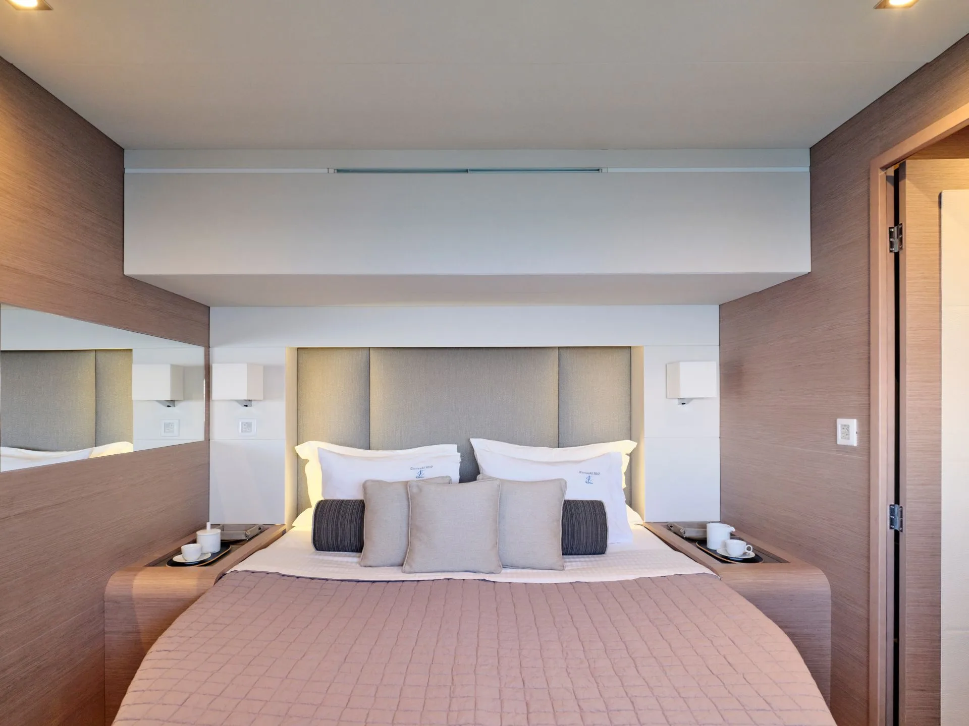 Power 67 CHRISTAL MIO – Queen guest cabin