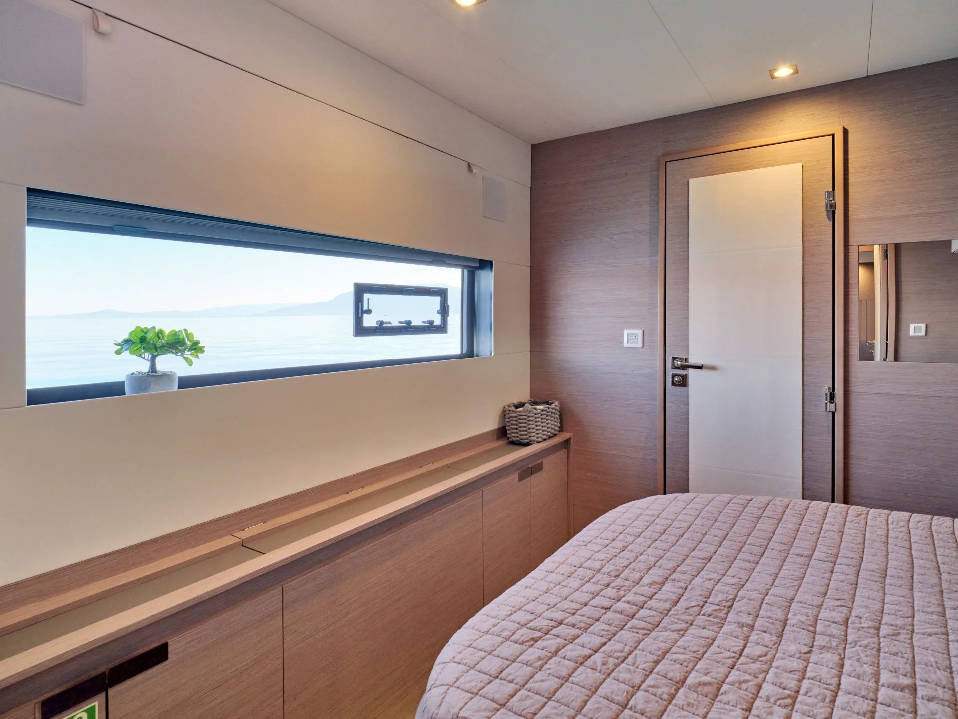 Power 67 CHRISTAL MIO – Queen guest cabin