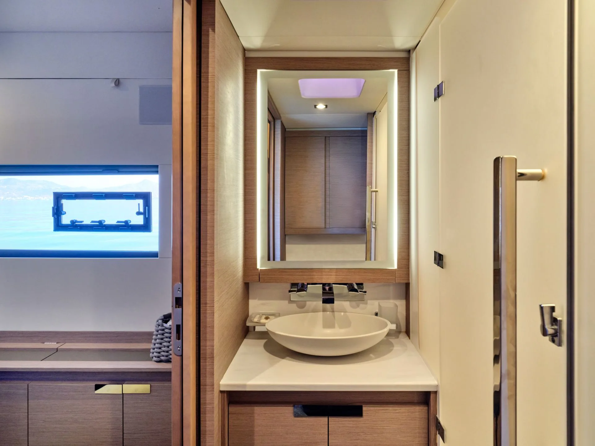 Power 67 CHRISTAL MIO – Guest bathroom