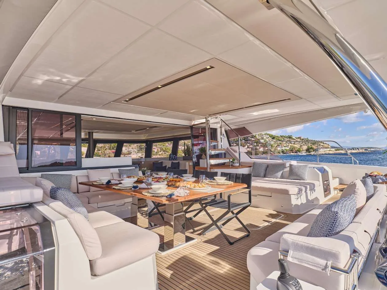 Power 67 MAJESTY OF GREECE – Aft deck dining and lounge