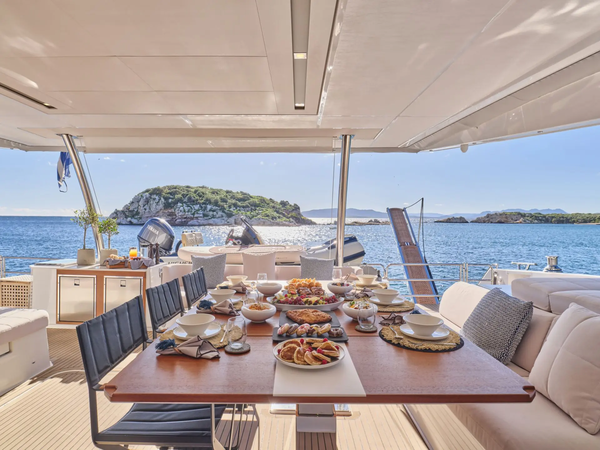 Power 67 MAJESTY OF GREECE – Aft deck dining table