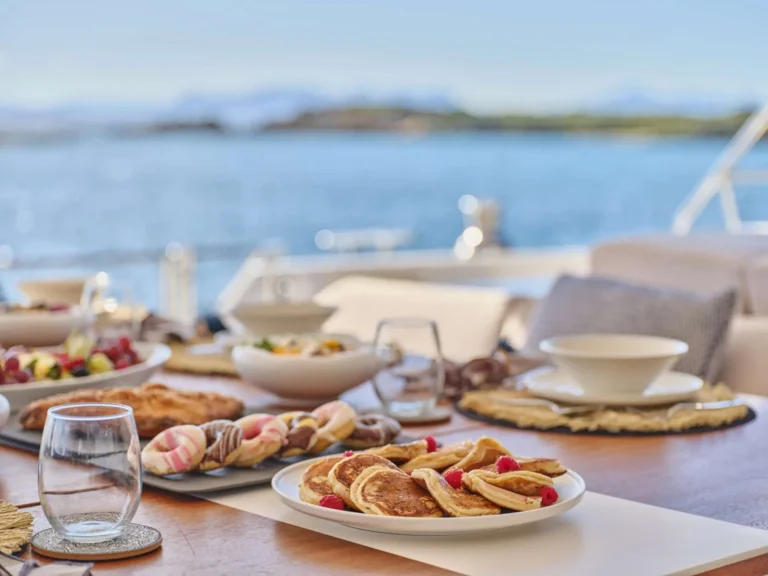 Power 67 MAJESTY OF GREECE – Breakfast on the aft deck